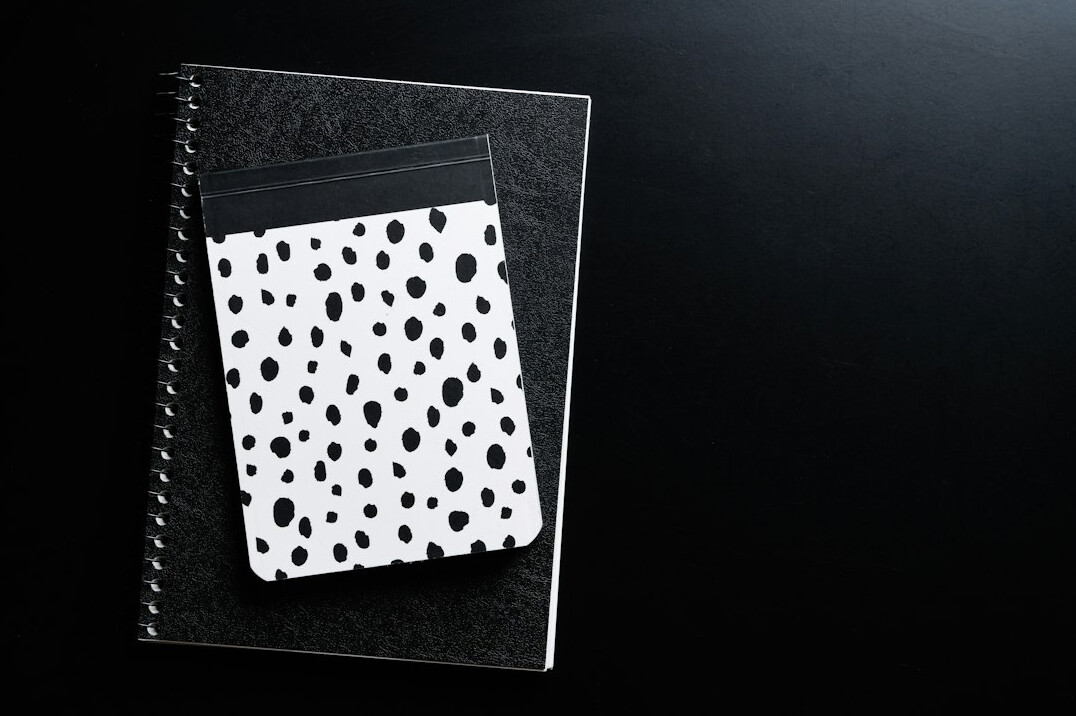 Lupa sobre un cuaderno de notas y documentos