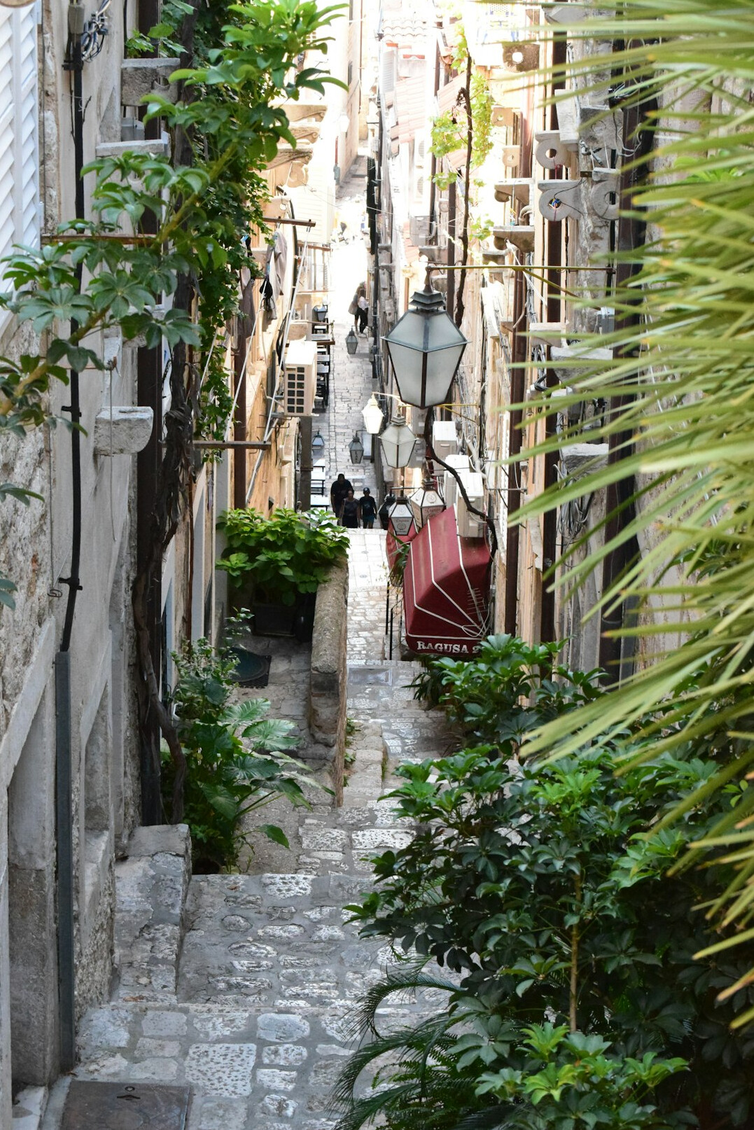Empedrado callejón antiguo en la ciudad vieja al atardecer