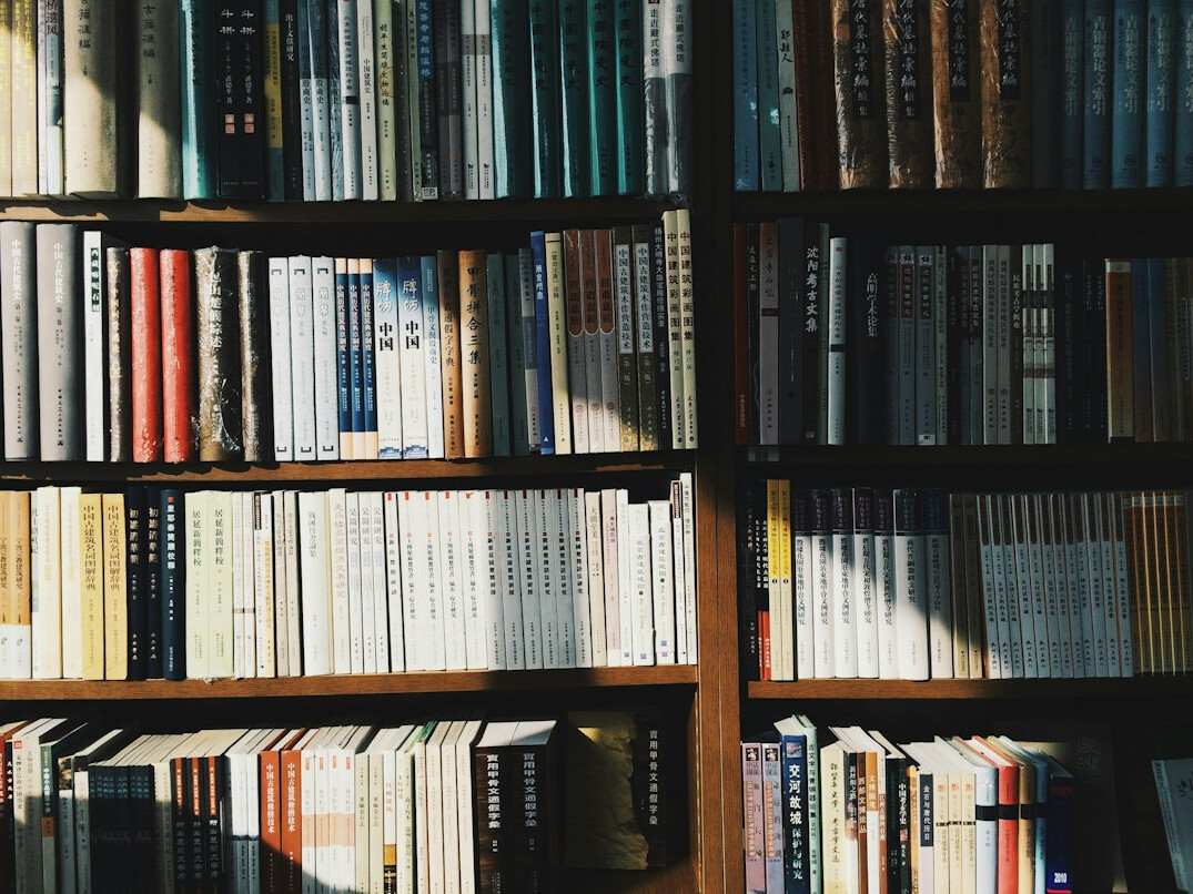Estanterías de una biblioteca antigua llenas de libros