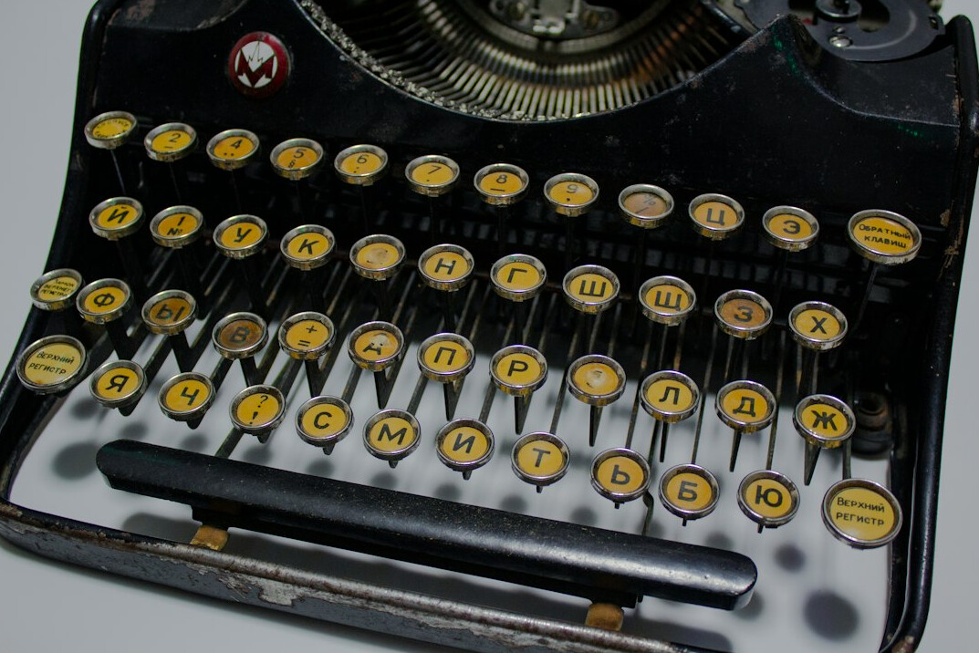Máquina de escribir vintage sobre un escritorio de madera
