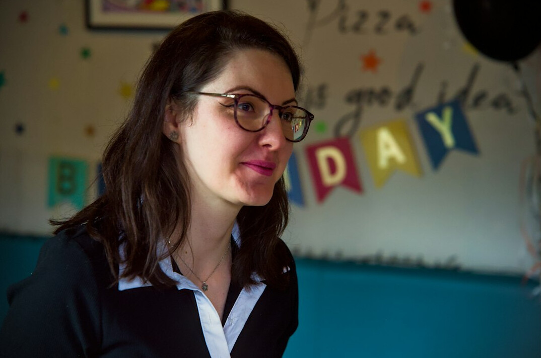 Retrato de mujer editora en jefe sonriendo
