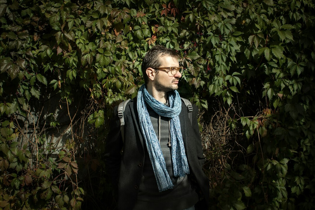 Retrato de hombre escritor de ficción detectivesca