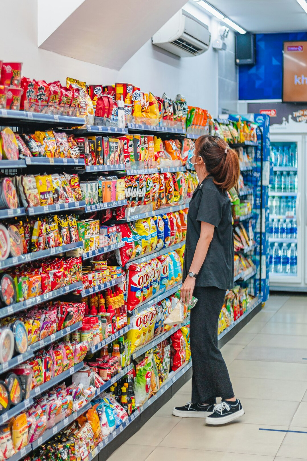 store detective observing shoppers